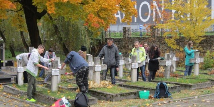 24.10.2015. Sprzątanie grobów żołnierzy na Cmentarzu Partyzanckim / Robert Felczak / Radio Kielce