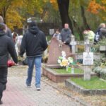 24.10.2015. Sprzątanie grobów żołnierzy na Cmentarzu Partyzanckim / Robert Felczak / Radio Kielce