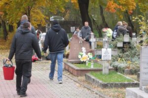 24.10.2015. Sprzątanie grobów żołnierzy na Cmentarzu Partyzanckim / Robert Felczak / Radio Kielce