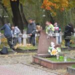 24.10.2015. Sprzątanie grobów żołnierzy na Cmentarzu Partyzanckim / Robert Felczak / Radio Kielce