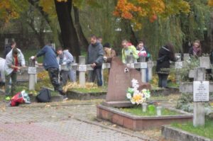 24.10.2015. Sprzątanie grobów żołnierzy na Cmentarzu Partyzanckim / Robert Felczak / Radio Kielce