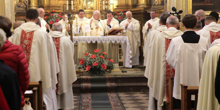 22.10.2013 Inauguracja roku akademickiego w Wyższym Seminarium Duchownym. Oficjalną część poprzedziła Msza Święta w Kościele Świętej Trójcy. / Wojciech Habdas / Radio Kielce