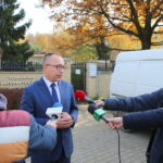 30.10.2015. Poseł PO Artur Gierada przekazuje swoje banery schronisku w Dyminach / Kamil Król / Radio Kielce