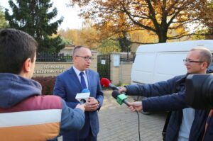 30.10.2015. Poseł PO Artur Gierada przekazuje swoje banery schronisku w Dyminach / Kamil Król / Radio Kielce