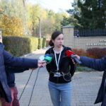 30.10.2015. Poseł PO Artur Gierada przekazuje swoje banery schronisku w Dyminach / Kamil Król / Radio Kielce