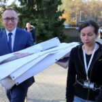 30.10.2015. Poseł PO Artur Gierada przekazuje swoje banery schronisku w Dyminach / Kamil Król / Radio Kielce