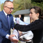 30.10.2015. Poseł PO Artur Gierada przekazuje swoje banery schronisku w Dyminach / Kamil Król / Radio Kielce