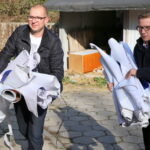 30.10.2015. Poseł PO Artur Gierada przekazuje swoje banery schronisku w Dyminach / Kamil Król / Radio Kielce