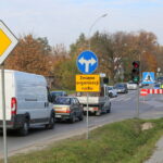 30.10.2015. Wzmożony ruch przy kieleckich cmentarzach. Zmiana w organizacji ruchu / Kamil Król / Radio Kielce