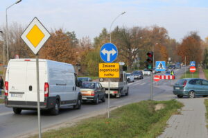 30.10.2015. Wzmożony ruch przy kieleckich cmentarzach. Zmiana w organizacji ruchu / Kamil Król / Radio Kielce