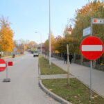 30.10.2015. Wzmożony ruch przy kieleckich cmentarzach. Zmiana w organizacji ruchu / Kamil Król / Radio Kielce