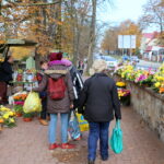 30.10.2015. Wzmożony ruch przy kieleckich cmentarzach. Zmiana w organizacji ruchu / Kamil Król / Radio Kielce