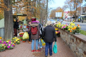 30.10.2015. Wzmożony ruch przy kieleckich cmentarzach. Zmiana w organizacji ruchu / Kamil Król / Radio Kielce