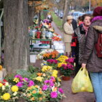 30.10.2015. Wzmożony ruch przy kieleckich cmentarzach. Zmiana w organizacji ruchu / Kamil Król / Radio Kielce