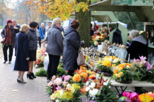 30.10.2015. Wzmożony ruch przy kieleckich cmentarzach. Zmiana w organizacji ruchu / Kamil Król / Radio Kielce