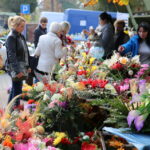 30.10.2015. Wzmożony ruch przy kieleckich cmentarzach. Zmiana w organizacji ruchu / Kamil Król / Radio Kielce