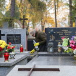 30.10.2015. Ostatnie porządki na Cmentarzu Starym w Kielcach / Kamil Król / Radio Kielce