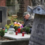 30.10.2015. Ostatnie porządki na Cmentarzu Starym w Kielcach / Kamil Król / Radio Kielce