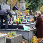 30.10.2015. Ostatnie porządki na Cmentarzu Starym w Kielcach / Kamil Król / Radio Kielce