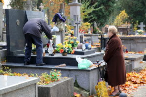 30.10.2015. Ostatnie porządki na Cmentarzu Starym w Kielcach / Kamil Król / Radio Kielce