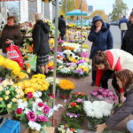 30.10.2015. Wzmożony ruch przy kieleckich cmentarzach. Zmiana w organizacji ruchu / Kamil Król / Radio Kielce