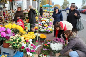 30.10.2015. Wzmożony ruch przy kieleckich cmentarzach. Zmiana w organizacji ruchu / Kamil Król / Radio Kielce