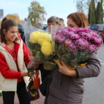 30.10.2015. Wzmożony ruch przy kieleckich cmentarzach. Zmiana w organizacji ruchu / Kamil Król / Radio Kielce