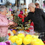 30.10.2015. Wzmożony ruch przy kieleckich cmentarzach. Zmiana w organizacji ruchu / Kamil Król / Radio Kielce