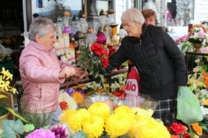 30.10.2015. Wzmożony ruch przy kieleckich cmentarzach. Zmiana w organizacji ruchu / Kamil Król / Radio Kielce