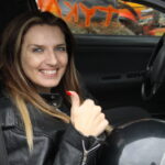 26.10.2015. VIII Wrak Race Kielce. Przewodnicząca Rady Miasta Joanna Winiarska w roli pilota / Kamil Król / Radio Kielce