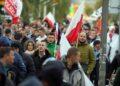 Rzesza protestujących przeciwko islamowi - Radio Kielce 11.10.2015 Kielce. Marsz przeciwko Islamowi. / Stanisław Blinstrub / Radio Kielce