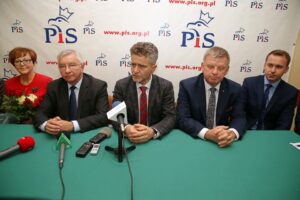 27.10.2015 Kielce. PiS konferencja prasowa po wyborach parlamentarnych. Maria Zuba, Krzysztof Lipiec, Krzysztof Słoń, Jarosław Rusiecki, Michał CIeślak / Stanisław Blinstrub / Radio Kielce