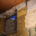 10.7.2015 Kielce. Dom modlitwy Herszla Zagajskiego w Kielcach. Rozpoczęły się prace konserwatorskie przy polichromiach które mają być przeniesione do budowanego na Pakoszu nowego domu modlitwy. / Wojciech Habdas / Radio Kielce