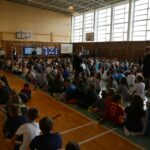 16.10.2015. Próba pobicia rekordu w jednoczesnym udzielaniu pierwszej pomocy w SP 33 w Kielcach / Wojciech Habdas / Radio Kielce