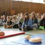 16.10.2015. Próba pobicia rekordu w jednoczesnym udzielaniu pierwszej pomocy w SP 33 w Kielcach / Wojciech Habdas / Radio Kielce