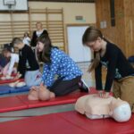 16.10.2015. Próba pobicia rekordu w jednoczesnym udzielaniu pierwszej pomocy w SP 33 w Kielcach / Wojciech Habdas / Radio Kielce