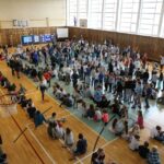 16.10.2015. Próba pobicia rekordu w jednoczesnym udzielaniu pierwszej pomocy w SP 33 w Kielcach / Wojciech Habdas / Radio Kielce