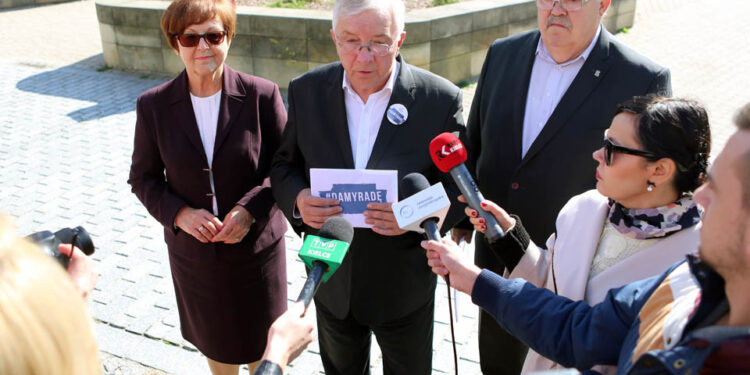 1.10.2015 Kielce. Konferencja PiS na pl. Artystów. n/z od lewej Maria Zuba, Krzysztof Lipiec, Jacek Michalski / Wojciech Habdas / Radio Kielce