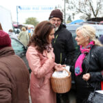 20.10.2015 Kielce. Liderka świętokrzyskiej PO Marzena Okła-Drewnowicz rozdawała dziś na  targu w Kielcach  kanapki. / Wojciech Habdas / Radio Kielce