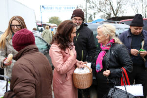 20.10.2015 Kielce. Liderka świętokrzyskiej PO Marzena Okła-Drewnowicz rozdawała dziś na  targu w Kielcach  kanapki. / Wojciech Habdas / Radio Kielce