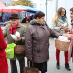 20.10.2015 Kielce. Liderka świętokrzyskiej PO Marzena Okła-Drewnowicz rozdawała dziś na  targu w Kielcach  kanapki. / Wojciech Habdas / Radio Kielce