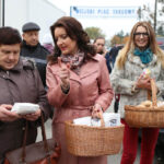 20.10.2015 Kielce. Liderka świętokrzyskiej PO Marzena Okła-Drewnowicz rozdawała dziś na  targu w Kielcach  kanapki. / Wojciech Habdas / Radio Kielce