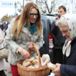 20.10.2015 Kielce. Liderka świętokrzyskiej PO Marzena Okła-Drewnowicz rozdawała dziś na  targu w Kielcach  kanapki. / Wojciech Habdas / Radio Kielce