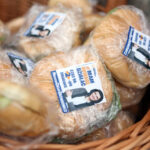 20.10.2015 Kielce. Liderka świętokrzyskiej PO Marzena Okła-Drewnowicz rozdawała dziś na  targu w Kielcach  kanapki. / Wojciech Habdas / Radio Kielce