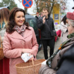 20.10.2015 Kielce. Liderka świętokrzyskiej PO Marzena Okła-Drewnowicz rozdawała dziś na  targu w Kielcach  kanapki. / Wojciech Habdas / Radio Kielce