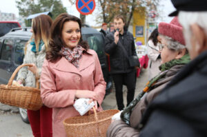 20.10.2015 Kielce. Liderka świętokrzyskiej PO Marzena Okła-Drewnowicz rozdawała dziś na  targu w Kielcach  kanapki. / Wojciech Habdas / Radio Kielce