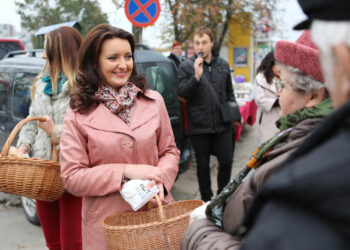 20.10.2015 Kielce. Liderka świętokrzyskiej PO Marzena Okła-Drewnowicz rozdawała dziś na  targu w Kielcach  kanapki. / Wojciech Habdas / Radio Kielce