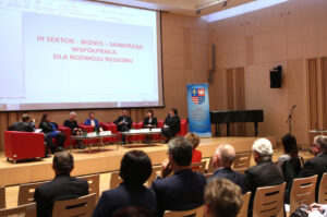 20.10.2015 Kielce. Debata III Sektor - Biznes - Samorząd. Współpraca dla rozwoju regionu. / Wojciech Habdas / Radio Kielce