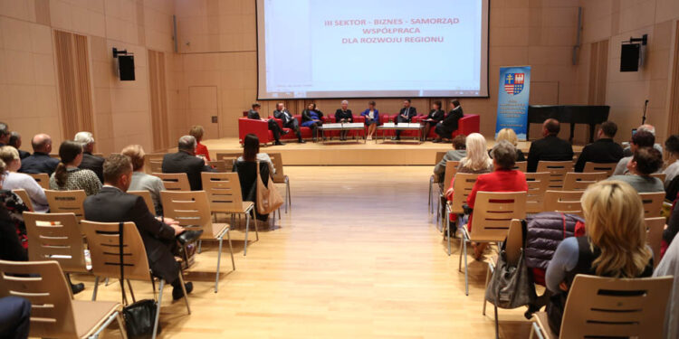 20.10.2015 Kielce. Debata III Sektor - Biznes - Samorząd. Współpraca dla rozwoju regionu. / Wojciech Habdas / Radio Kielce