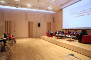 20.10.2015 Kielce. Debata III Sektor - Biznes - Samorząd. Współpraca dla rozwoju regionu. / Wojciech Habdas / Radio Kielce